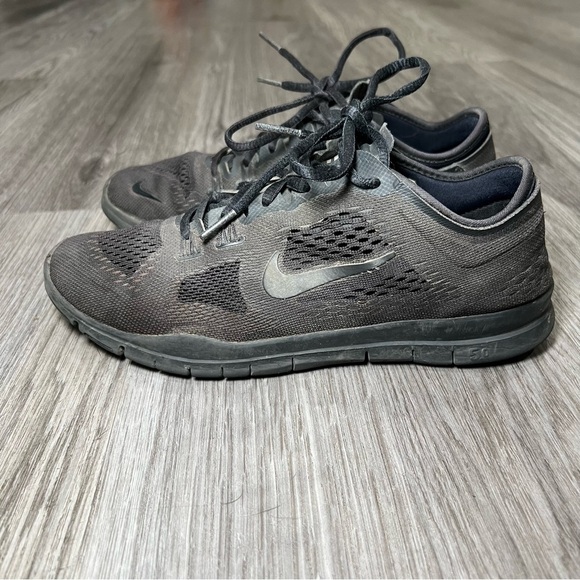 Nike Black Athletic Shoes with Low-Top Design size 8.5 - Picture 1 of 6